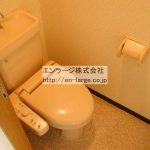 トイレ　同じ建物の違うお部屋の写真です。