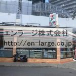 道路挟んでコンビニ営業中 (周辺)