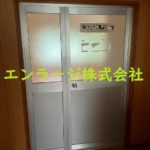 入口　左側