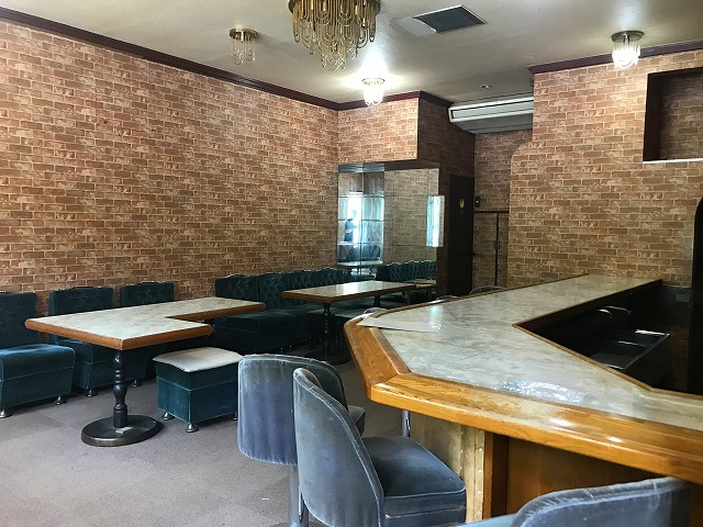 飲食店の店舗改装前の店内